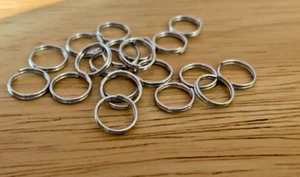 20 Oxidiertes Silber Basismetall 9 mm Spaltringe zur Befestigung von Charms an einem Armband - Bild 1 von 2