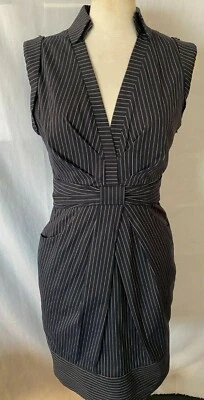 Sublime robe  de la marque Karen Millen bleu marine à fines rayures - Photo 1/4