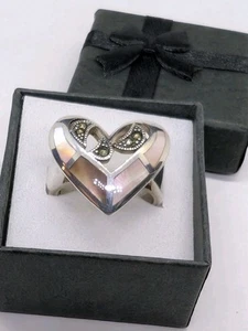 Marcasite & Mother Of Pearl Sterling Silver Pierced Heart Ring Sz8 .Rc1 - Picture 1 of 7