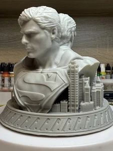 Clark Kent & Superman Tribute Bust – Hand-Painted Resin - Foto 1 di 15