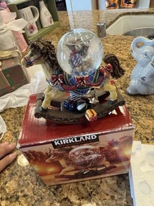 Kirkland Signature Christmas Holiday Winter Schaukelpferd Mini Wasserkugel - Bild 1 von 6