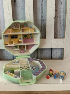 Juego de colección 1990 Bluebird Polly Pocket Polly's School compacto con 3 figuras - Imagen 1 de 9