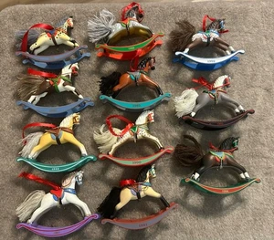 11 adornos de recuerdo de sello vintage caballo mecedor serie coleccionista 1981-1994 - Imagen 1 de 8