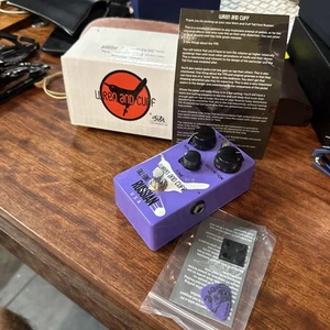 Wren & Cuff große Schrift russisches Fuzz Pedal lila in Box - Bild 1 von 3