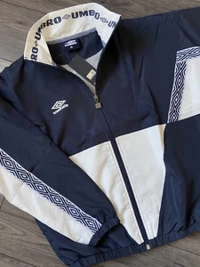 UMBRO LEICHTE WINDBREAKER BOMBERJACKE GRÖSSE XS (ODER GROSSE MÄDCHEN) NEU MIT ETIKETT - Bild 1 von 14