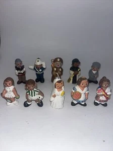Set 10 statuine vintage anni 60 persone fango argilla spagnola polizia sposa pastore ecc - Foto 1 di 5
