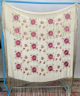 Antiguo mantón de piano de seda bordado grande de los años 20 flores rosas y flecos como está Foto 1 de 4