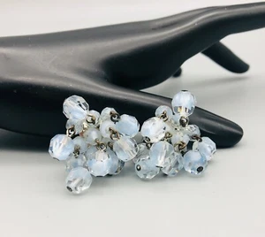 Vintage facettierte hellblaue & opalisierende Glas Kristall Perlen Ohrhänger - Bild 1 von 3