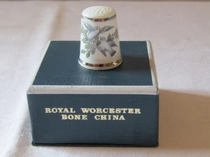 BOXED ROYAL WORCESTER BONE CHINA THIMBLE DOVES OF PEACE. - Picture 1 of 3