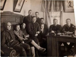 Activistas políticos del Partido Comunista de la década de 1930 en gabinete con Stalin y Voroshilov - Imagen 1 de 1