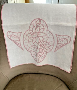 VINTAGE IVORY LINEN CHAIR BACK COVER HAND EMBROIDERY 19" x 14" ARTS & CRAFTS - Picture 1 of 2