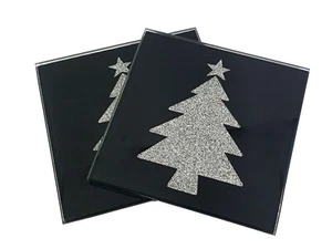 Juego de 2 posavasos de Navidad de vidrio negro y plateado árbol de vino gato ginebra muérdago - Imagen 1 de 8