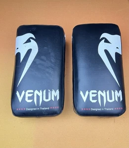 Venum "Giant" Striking Thai Pads - Picture 1 of 10