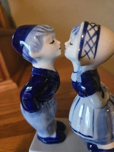 "Estatuilla vintage de niño y niña holandesa besándose azul de Delft pintada a mano de 5"" de alto" - Imagen 1 de 8