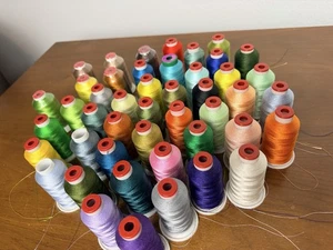46 Spulen Stickgarn Maschinensticken 1100 yds ThreaDelight - Bild 1 von 5
