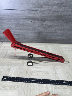 Vintage International Harvester Hay Elevator 1:16 Farm Implement - Image 1 of 4