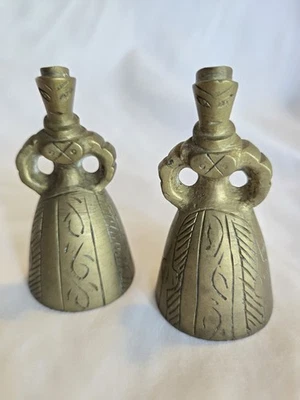 PAR Antiguo Chino Latón Figura Mano Campana Mujer Dama Vestido Arte Popular 3" De Colección Foto 1 de 4