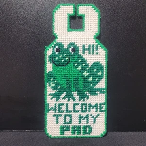 W3lcome To My Pad Handmade Frog Doorhanger - Picture 1 of 5