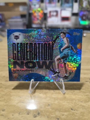 2025-26 Topps - Kon Knueppel #GN-4 поколение теперь синяя голографическая фольга 132/150 (RC) - Изображение 1 из 4