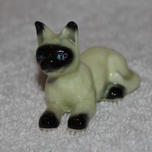 GATTO IN PORCELLANA OSSO CARINO IN POSIZIONE SEDUTA - 1,25 POLLICI DI ALTEZZA E 1,75 POLLICI DI LUNGHEZZA - Foto 1 di 4