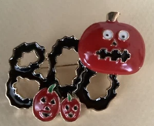 PIN DE BROCHE DE CALABAZAS DE HALLOWEEN 🙂 BOO — Esmaltado en tono dorado - Imagen 1 de 2
