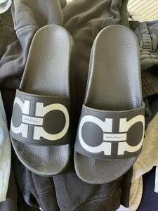 $340 Salvatore Ferragamo Black Silver Groove Gancini Pool Slides Sandals Sz 5 - Picture 1 of 3