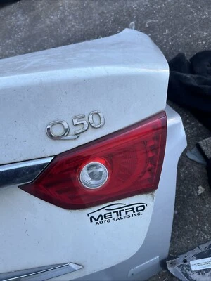 Infiniti Q50 2016 luces de tapa de maletero lado del pasajero Foto 1 de 4