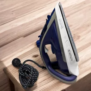 Tefal Ultraglide Plus Airglide Steam Iron FV5840 - Picture 1 of 2