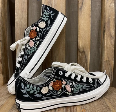 Tenis Converse bordados personalizados: tops bajos florales de boda - hechos a mano Foto 1 de 4