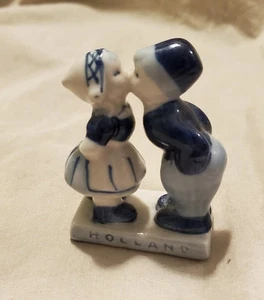 Vintage Delft Holland Blue Pottery Boy & Girl Kissing Hand Painted Figurine 761 - Bild 1 von 6