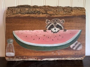 Décor mural en bois peint à la main raton laveur mangeant pastèque 11 x 8 x 1 po - Photo 1/3