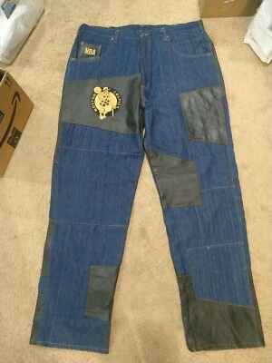 Pantalones de mezclilla holgados con parche de cuero con logotipo de Boston Celtics de la NBA talla 40x36 UNK para hombre Foto 1 de 4