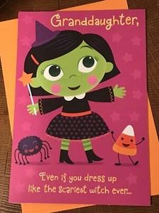 Hallmark Happy Halloween Enkelin Karte süß verkleiden Hexe Aufkleber 8x5,5 - Bild 1 von 4
