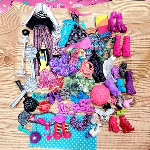 Monster High und Ever After High Kleidung Schuhe Zubehör Paket - Bild 1 von 4