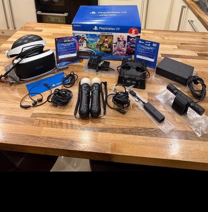 PlayStation Virtual Reality Headset With Two Motion Controllers, Wires, Box - Image 1 of 1