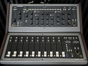 Softube Console 1 Mixer And Fader with Wood Desktop Stand - Zdjęcie 1 z 5