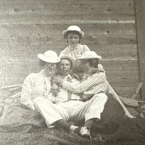 Antiguo Granero 1900 Amigos Exterior Divertido Gabinete Tarjeta Foto Hombres Mujeres - Imagen 1 de 9