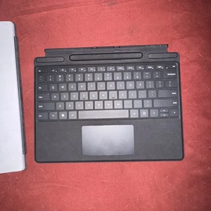 Surface Pro 13 Inch Keyboard With Pen Storage - Bild 1 von 2