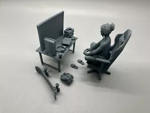 1/24 Scale Gamer Girl Resin Model Kit - Picture 1 of 7