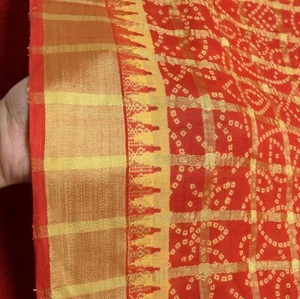 Sushila Vintage roter Scrap Sari Bandhani bedruckt & gewebt reine Baumwolle Sari Stoff - Bild 1 von 10
