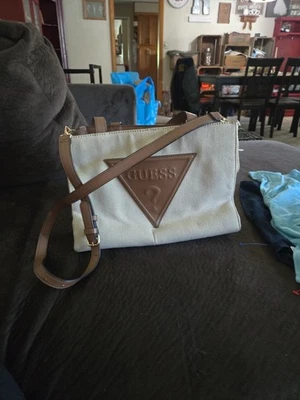 Bolso de Mano GUESS Triángulo Logo Lona Asa Superior Bandolera Beige Tostado Foto 1 de 4