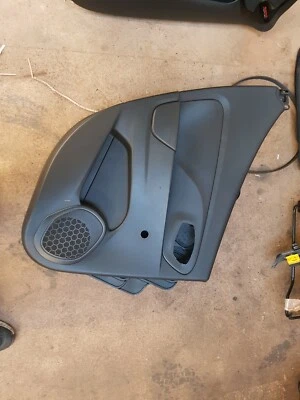 Tarjeta panel puerta trasera pasajero izquierdo renault clio mk4 829a15507r 13-19 arañazos  Foto 1 de 4