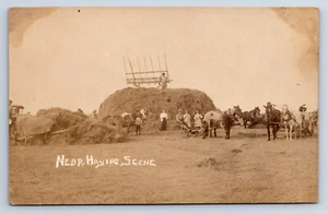 Vintage RPPC Nebraska Heurszene Bauernhof bei Pferden Bauern NEU U9 - Bild 1 von 2