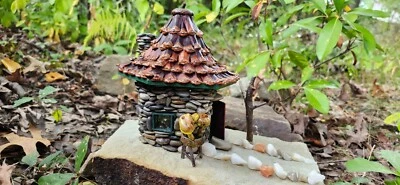 Pequeña casa de piedra iluminada boticario miniatura gnomo troll cabaña de hadas Mr. Toad's Foto 1 de 4