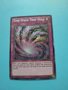 Yugioh Karte - Zeit-Raum-Fallenloch DUEA-DE079 Secret Rare 1. Auflage LP - Bild 1 von 2
