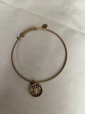 Brazalete brazalete envolvente de crisálida con dije de amistad Foto 1 de 4