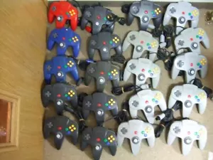 Lotto 20 controller Nintendo 64 colore casuale spazzatura per ricambi - Foto 1 di 8