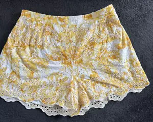 Sehr gelb weiße Batik Shorts Gr. 20 UK NEU - Bild 1 von 4