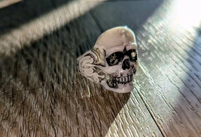 Anillo Calavera Hecho a Mano Resina y Epoxi Talla 10 ¡Perfecto para Halloween!  Foto 1 de 4