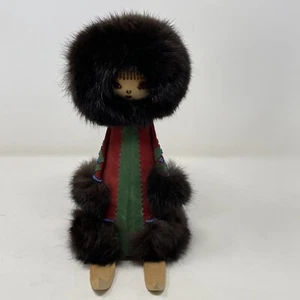 Ragazza russa vintage fatta a mano in legno sugli sci con pelliccia URSS - Foto 1 di 12